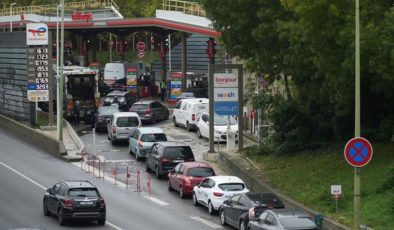 Fransa’da ‘günlük hayatı felç eden’ akaryakıt grevlerine devam kararı çıktı