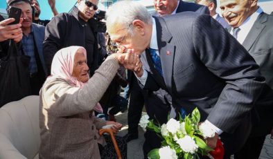 Kemal Kılıçdaroğlu, Yozgat’ta yaşlı bakımevini ziyaret etti