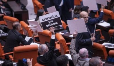 PEN Yazarlar Derneği’nden ‘sansür yasası’ açıklaması: ‘Bir darbe daha’