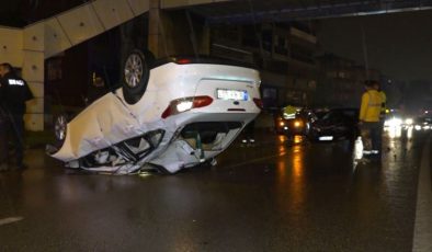 Üst geçidin ayağına çarpıp takla atan araca otomobil çarptı: 2 yaralı