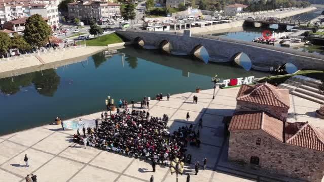 Öğrenciler 771 yıllık köprü yanında kitap okudular