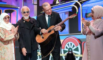 Yusuf İslam, konserini izleyen Erdoğan’a gitar armağan etti