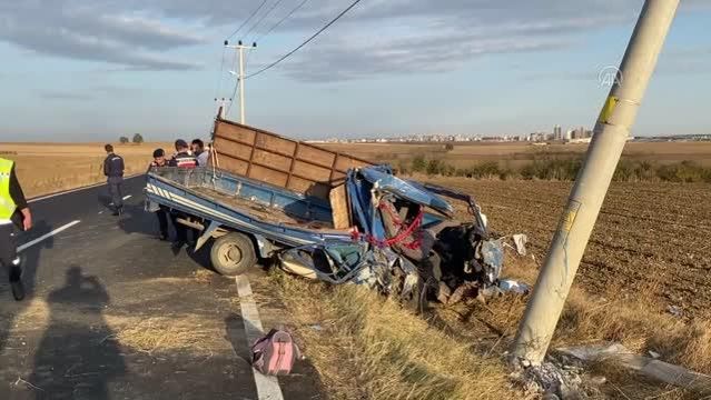 Kaza yapan kamyonetteki 2 kişi öldü, 6 kişi yaralandı