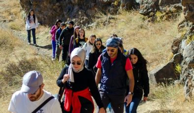 Dağcılar Ardahan’da kanyonun doruğundaki “Şeytan Kalesi”ne yürüdü