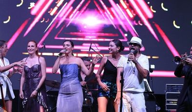 İzmir’in ünlü solistleri çim konserlerinde buluştu