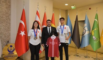 Kahramankazan Belediyespor Kulübü sporcuları, Kahramankazan Belediye Başkanı Selim Çırpanoğlu’nu makamında ziyaret etti.