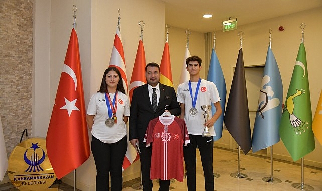 Kahramankazan Belediyespor Kulübü sporcuları, Kahramankazan Belediye Başkanı Selim Çırpanoğlu’nu makamında ziyaret etti.