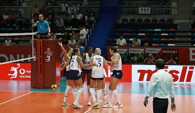 Kadın Voleybol Takımından İlk Maç İlk Galibiyet